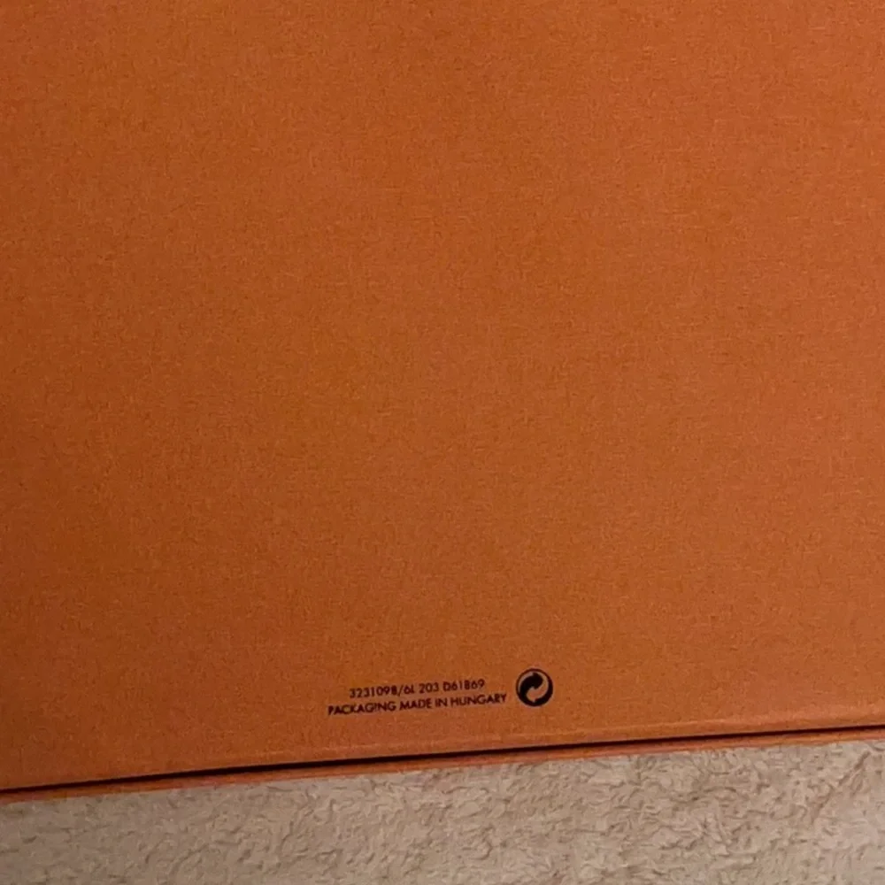12x8x2,25 Louis Vuitton magnetic closer orange color  new
